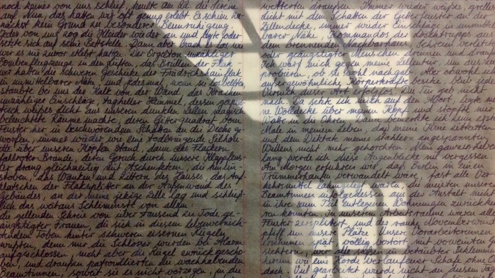 Handgeschriebener Text mit Schatten und Lichteinstrahlung eines Sprossenfensters